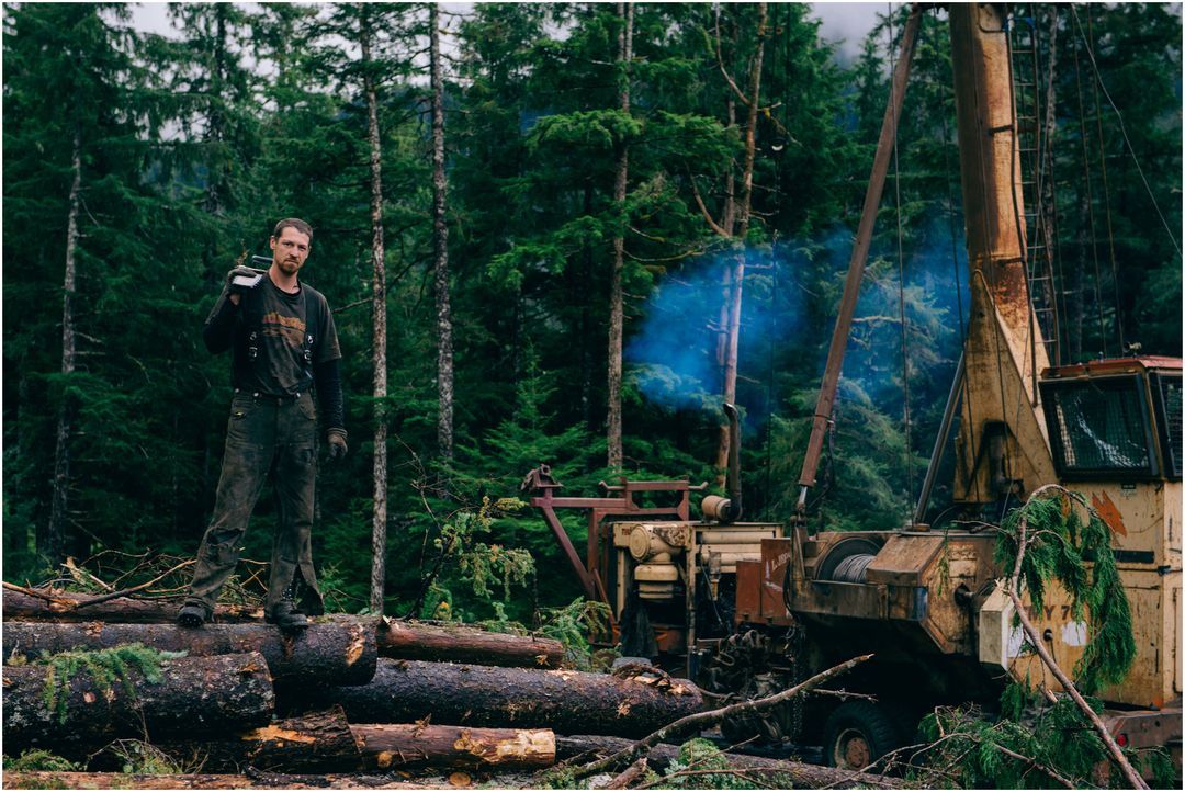 Brian Carter und seine Kollegen von Papac Alaska Logging haben diesmal eine ganz gefährliche Arbeit. Sie müssen Holz bergab fällen ... - Bildquelle: 2013 A&E TELEVISION NETWORKS, LLC. ALL RIGHTS RESERVED.