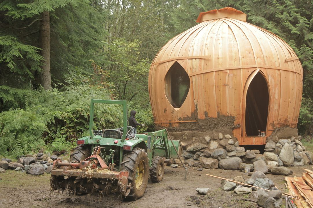 Der Rohbau des Lehmhauses steht endlich ... - Bildquelle: 2015,DIY Network/Scripps Networks, LLC. All Rights Reserved