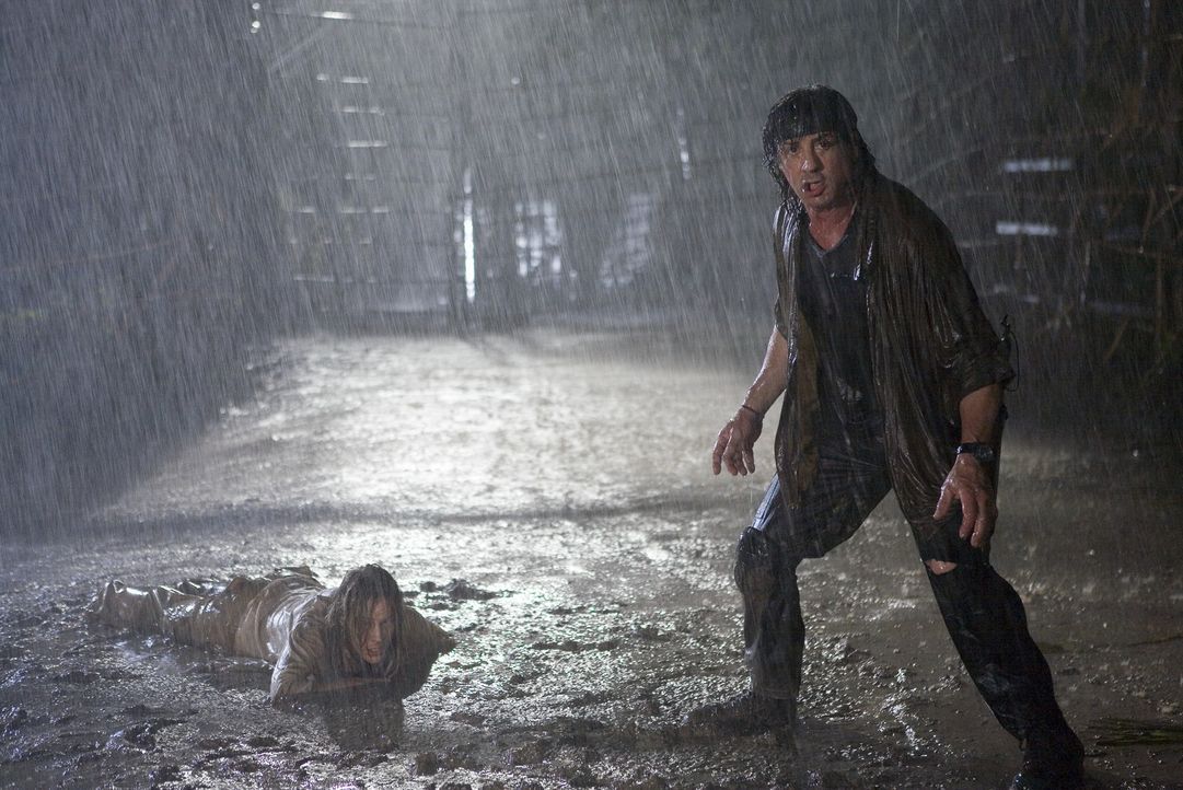 Schlechtes Wetter ist für John Rambo (Sylvester Stallone, r.) kein Hindernis, Sarah (Julie Benz, l.) zu retten ... - Bildquelle: Karen Ballard Nu Image Films