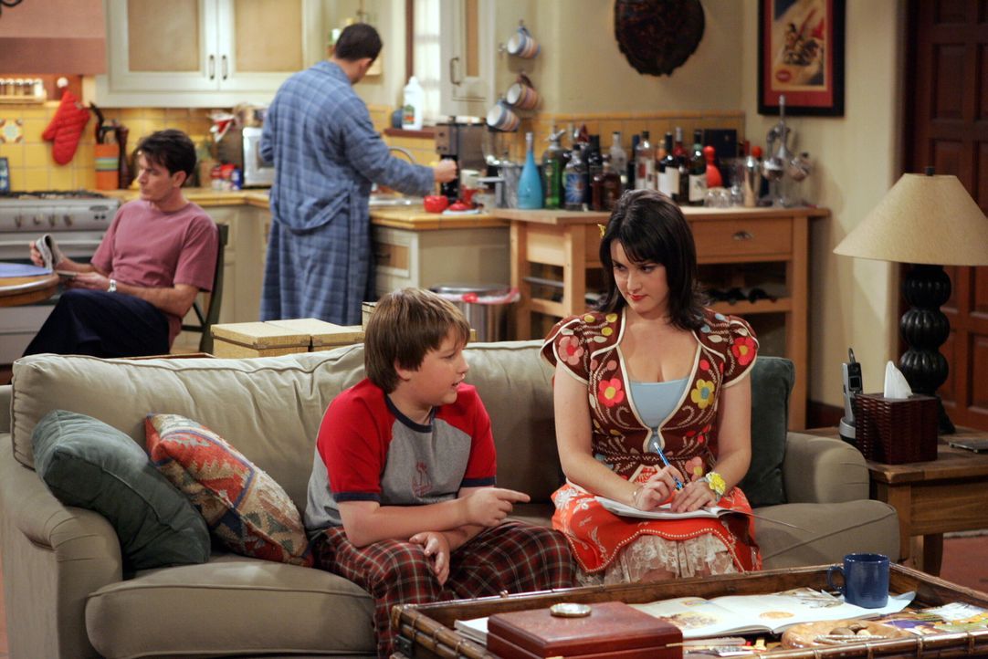 Rose (Melanie Lynskey, vorne r.) verabschiedet sich von Jake (Angus T. Jones, vorne l.), da sie nach London umsiedeln möchte. Charlie (Charlie Sheen... - Bildquelle: Warner Brothers Entertainment Inc.