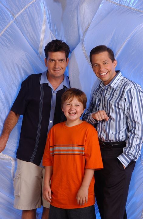 (3. Staffel) - Wahre Männer: Charlie (Charlie Sheen, l.), Alan (Jon Cryer, r.) und Jake (Angus T. Jones, M.) ... - Bildquelle: Warner Brothers Entertainment Inc.
