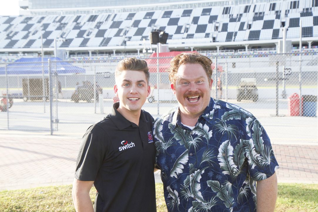 In Daytona lässt es sich Casey Webb (r.) natürlich nicht nehmen, mit NASCAR-Fahrer Noah Gragson (l.) die Rennstrecke zu besichtigen ... - Bildquelle: 2017, The Travel Channel, LLC. All Rights Reserved.