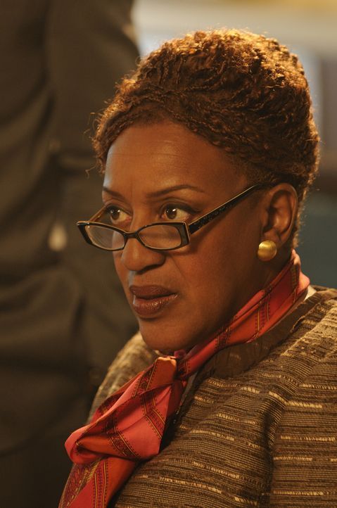 Steht sie hinter Artie oder nicht? Agentin Mrs. Fredrick (CCH Pounder) ... - Bildquelle: Steve Wilkie SCI FI Channel