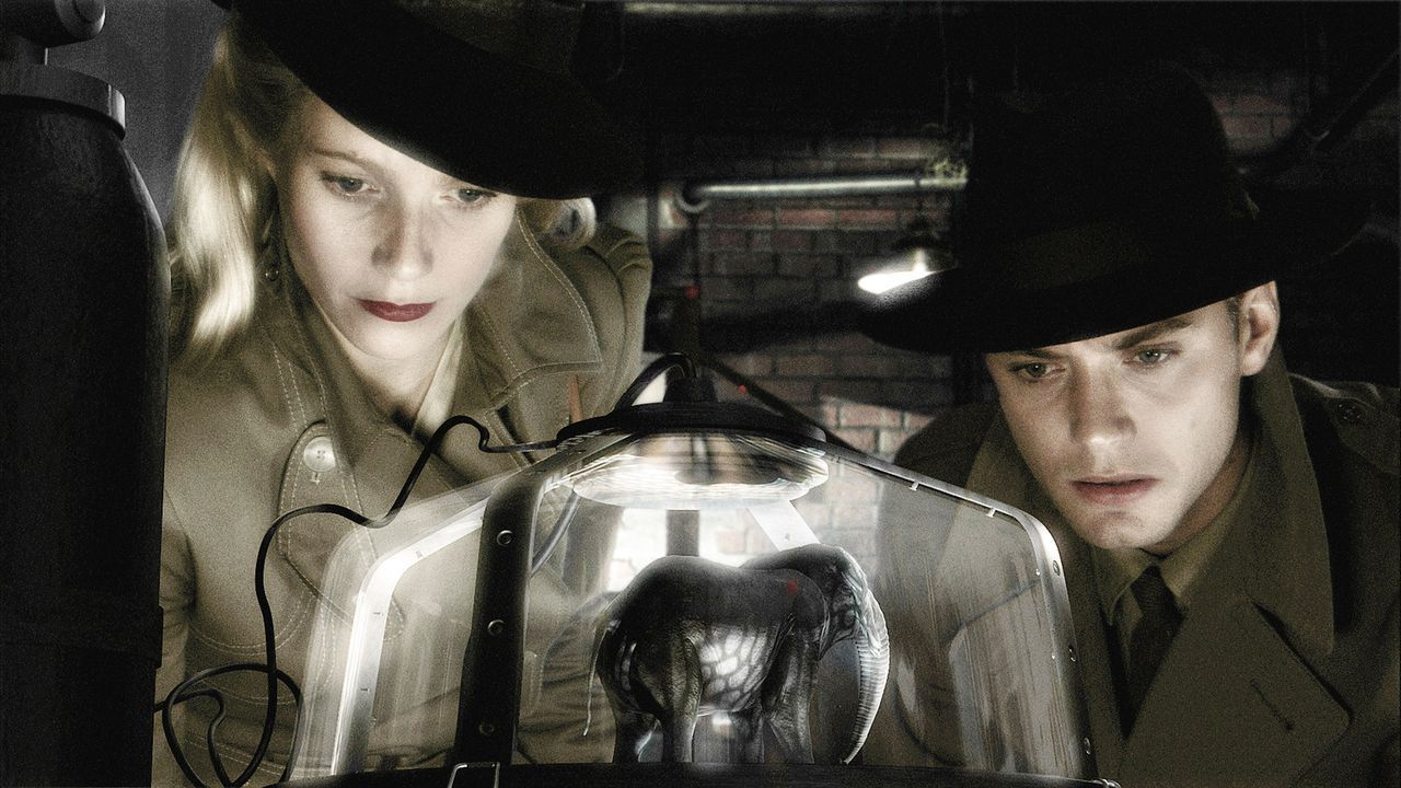 Einzig „Chronicle"-Reporterin Polly Perkins (Gwyneth Paltrow, l.) und Flieger-As Joe „Sky Captain" Sullivan (Jude Law, r.) können die Menschheit vor... - Bildquelle: TM & Copyright   Brooklyn Films II And Filmauro S.R.L.