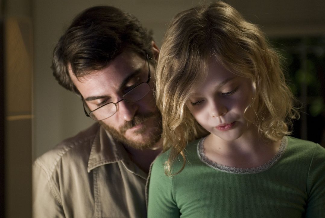 Mehr und mehr verliert Professor Ethan Learner (Joaquin Phoenix, l.) jegliches Interesse an seiner Frau und seiner kleinen Tochter Emma (Elle Fannin... - Bildquelle: TOBIS Film