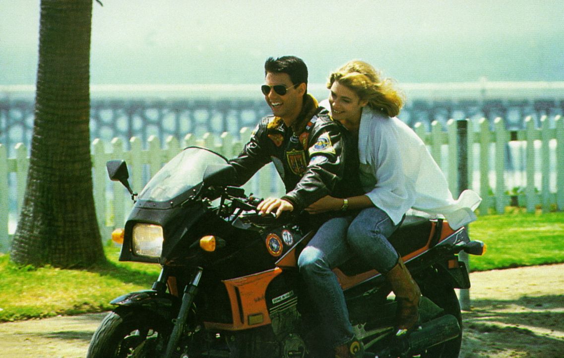 Zwischen der bezaubernden Charlie (Kelly McGillis, r.) und dem Teufelskerl Maverick (Tom Cruise, l.) bahnt sich eine Romanze an ... - Bildquelle: PARAMOUNT PICTURES CORPORATION