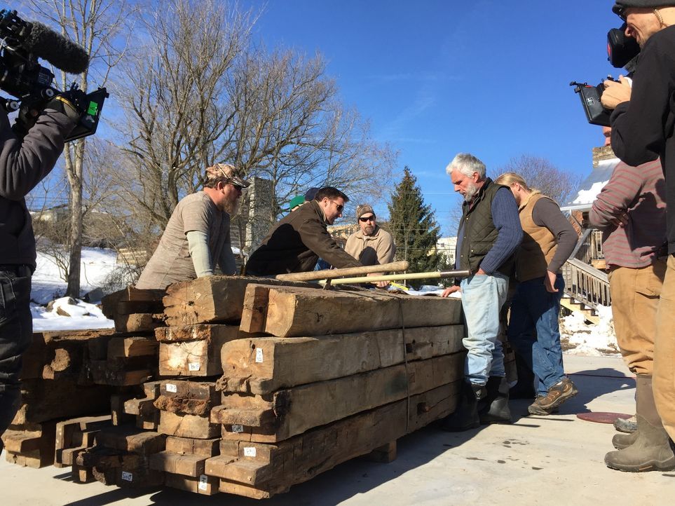 Mark Bowe (M.) und sein Team suchen heruntergekomme Scheunen und Hütten, um sie in moderne und wieder bewohnbare Häuser zu verwandeln ... - Bildquelle: 2015, DIY Network/Scripps Networks, LLC. All Rights Reserved.