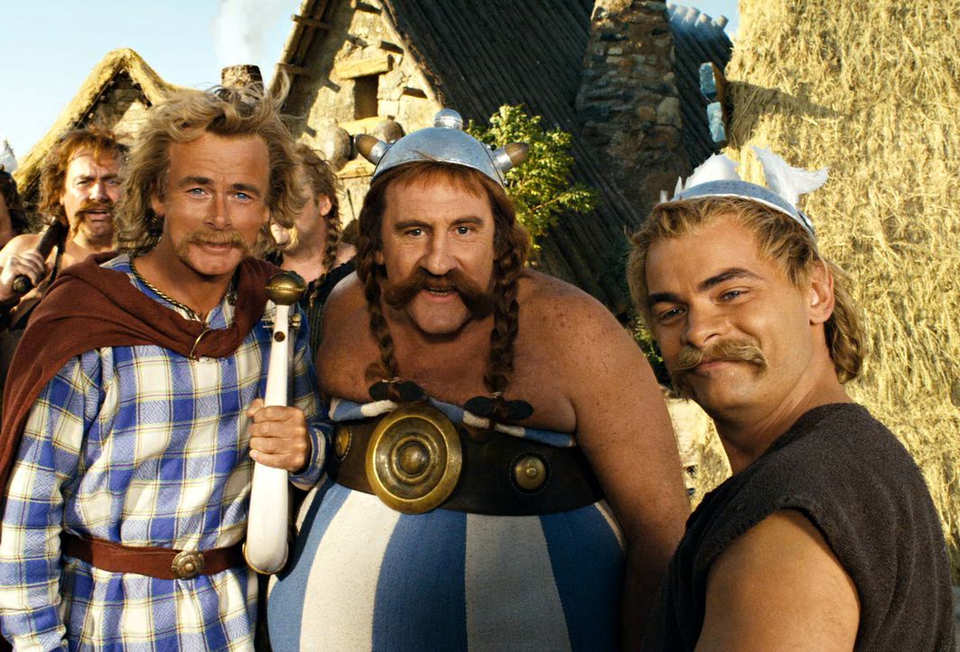 Asterix (Clovis Conrillac, r.) Obelix (Gérard Depardieu, M.) und Troubadix (Franck Dubosc) reisen nach Griechenland, denn ihr Freund Romantix muss d... - Bildquelle: Constantin Film