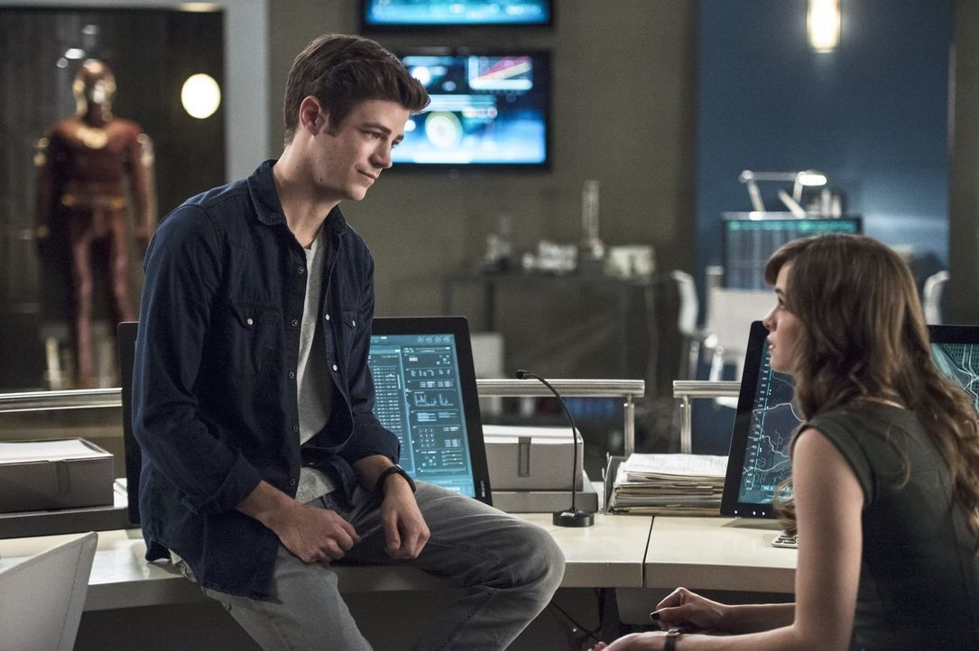 Eigentlich hatten Barry (Grant Gustin, l.) und Caitlin (Danielle Panabaker, r.) gehofft, dass sie mit Dr. Hewitt einen neuen, guten Partner gefunden... - Bildquelle: 2015 Warner Brothers.