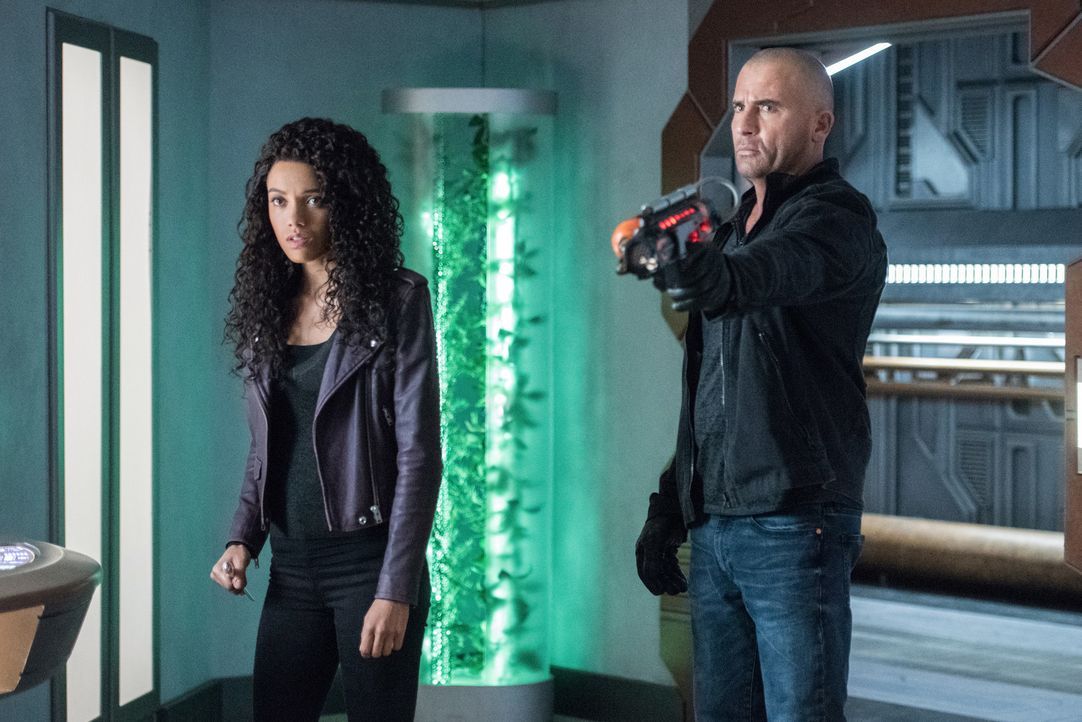 Amaya (Maisie Richardson-Sellers, l.); Mick (Dominic Purcell, r.) - Bildquelle: © 2017 Warner Bros.