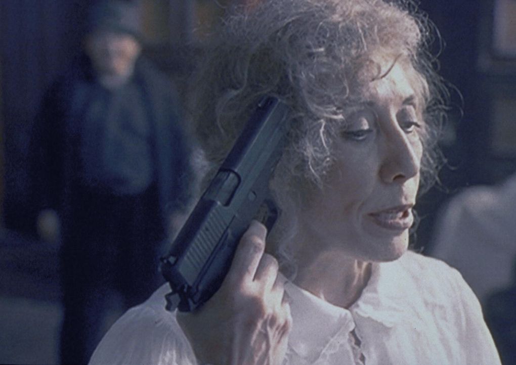 Lyda (Lily Tomlin) ist ein sehr lebensechter Geist, der Mulder und Scully in den Wahnsinn und in den gemeinsamen Selbstmord treiben will. - Bildquelle: TM +   2000 Twentieth Century Fox Film Corporation. All Rights Reserved.