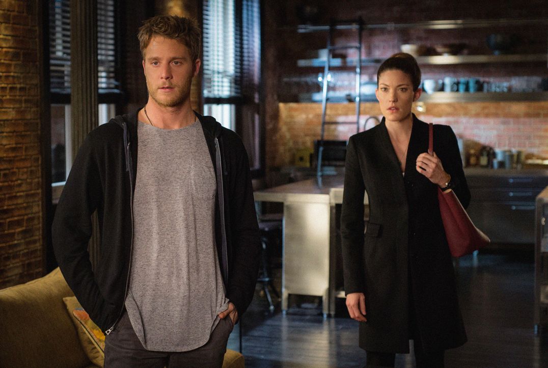 Machen gemeinsame geheime Sache: Brian (Jake McDorman, l.) und Rebecca (Jennifer Carpenter, r.) ... - Bildquelle: David Giesbrecht 2015 CBS Broadcasting, Inc. All Rights Reserved