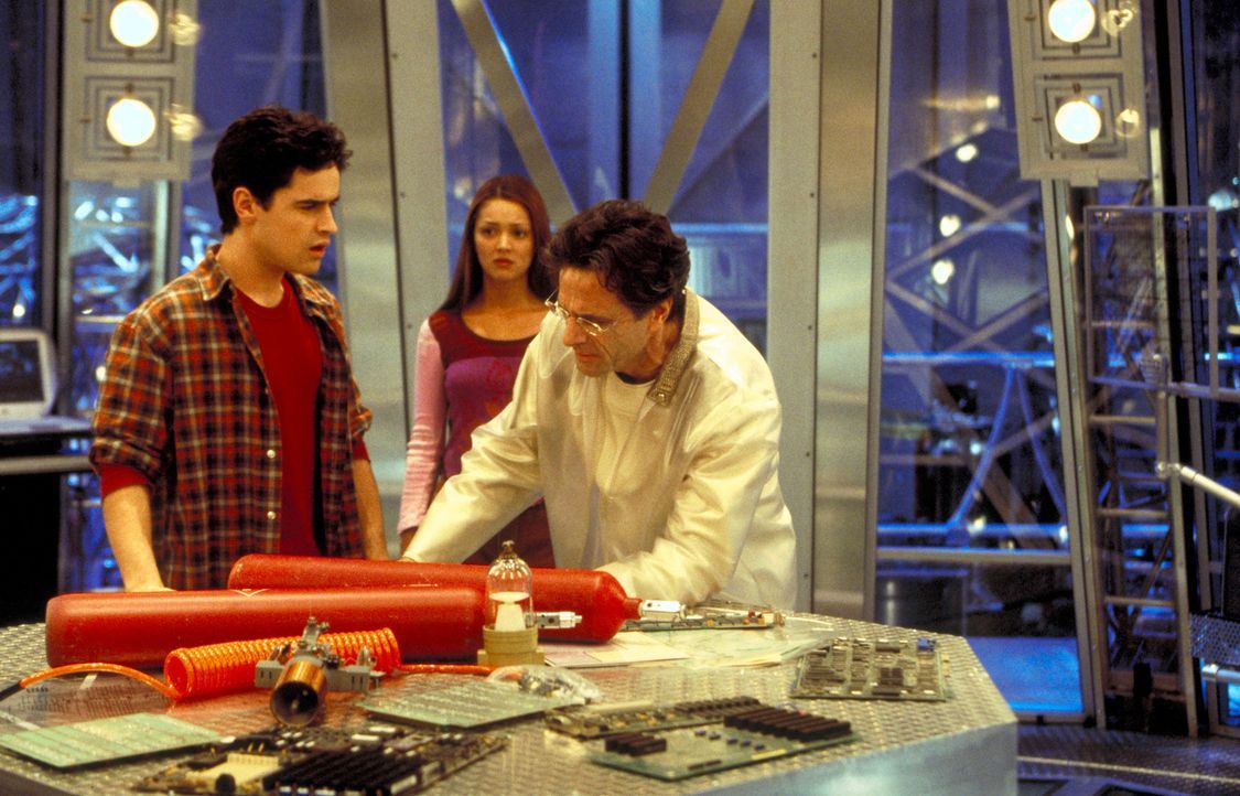 Der Physiker Dr. Gibbs (Robin Thomas, r.) widmet all seine Gedanken nur seiner Forschung, bis zu dem Tag, an dem sein Sohn Zak (Jesse Bradford, l.)... - Bildquelle: TM &   2001-2006 BY PARAMOUNT. ALL RIGHTS RESERVED