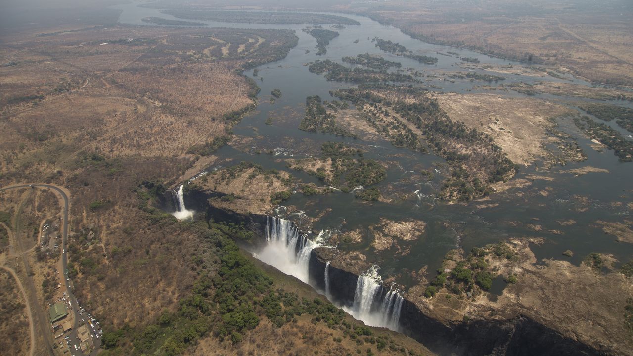 Nicht nur aus der Vogelperspektive verblüffend: Die Victoriafälle zwischen Simbabwe und Sambia sind der breiteste durchgehende Wasserfall der Erde .... - Bildquelle: 2016,The Travel Channel, L.L.C. All Rights Reserved/ Citizen Pictures
