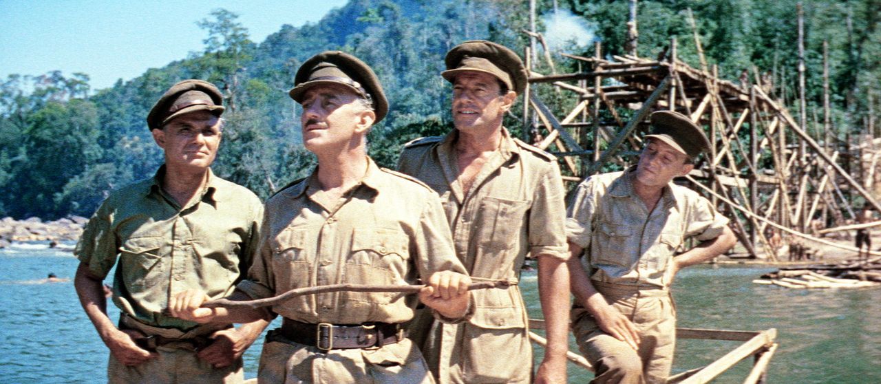Oberst Nicholson (Alec Guinness, 2.v.l.) bespricht mit seinen Männern die weitere Vorgehensweise beim Bau der Brücke ...