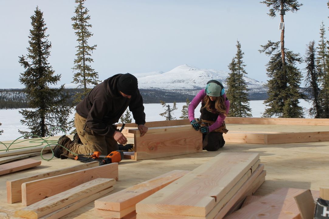 Für ihren Traum vom eigenen Haus im tiefsten Alaska packt Ana (r.) gerne auch mit an, schließlich ist sie selbst leidenschaftliche Möbeldesignerin. - Bildquelle: 2015, DIY Network/Scripps Networks, LLC. All Rights Reserved.