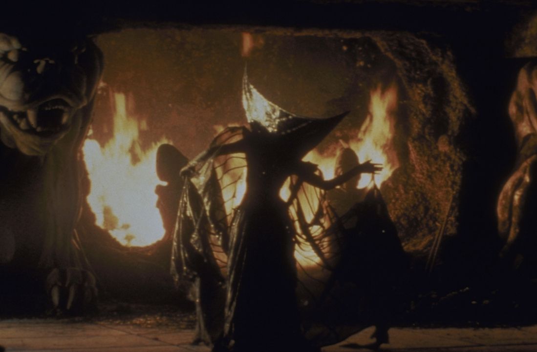 Lili (Mia Sara) soll im Auftrag des Fürsten der Finsternis das gefangene Einhorn töten ... - Bildquelle: Universal Pictures