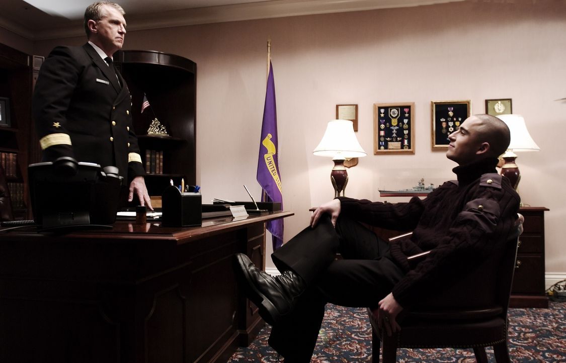 Commodore Stockwell (Mike Cleven, l.), der Leiter der Schule, sieht es gar nicht gerne, wie Victor (Graham Kosakoski, r.) seine dunklen Mächte aussp... - Bildquelle: Regent Entertainment