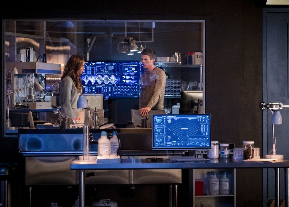 Caitlin (Danielle Panabaker, l.); Barry (Grant Gustin, r.) - Bildquelle: Jeff Weddell © 2018 The CW Network, LLC. All rights reserved. / Jeff Weddell