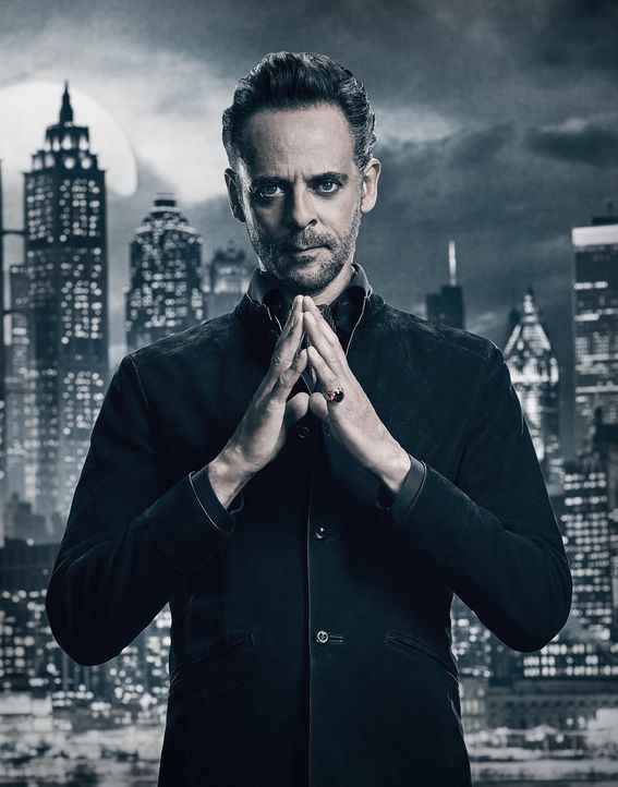 (4. Staffel) - Ra's al Ghul (Alexander Siddig) mischt sich in die Geschehnisse in Gotham ein. Mit welchen Folgen? - Bildquelle: 2017 Warner Bros.