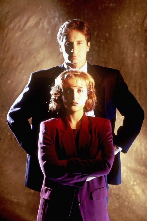 (2. Staffel) - Die FBI-Agenten Fox Mulder (David Duchovny, hinten) und Dana Scully (Gillian Anderson, vorne) erforschen ungewöhnliche Phänomene. - Bildquelle: TM +   Twentieth Century Fox Film Corporation. All Rights Reserved.