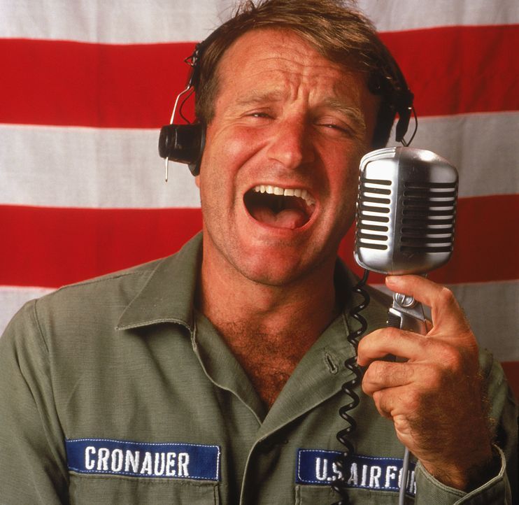 Adrian Cronauer (Robin Williams) kommt 1965 als neuer unkonventioneller Radiomoderator nach Vietnam, um für die US Army auf Sendung zu gehen ... - Bildquelle: Touchstone Pictures
