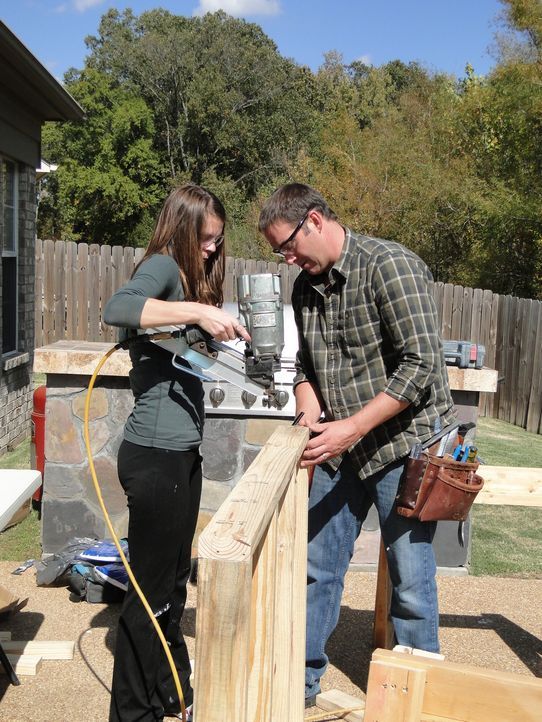 Leslie (l.) packt beim Umbau ihres Dachbodens mit an, denn sie kann es kaum erwarten, zu sehen, was sich Josh (r.) ausgedacht hat ... - Bildquelle: 2012, DIY Network/Scripps Networks, LLC. All Rights Reserved.