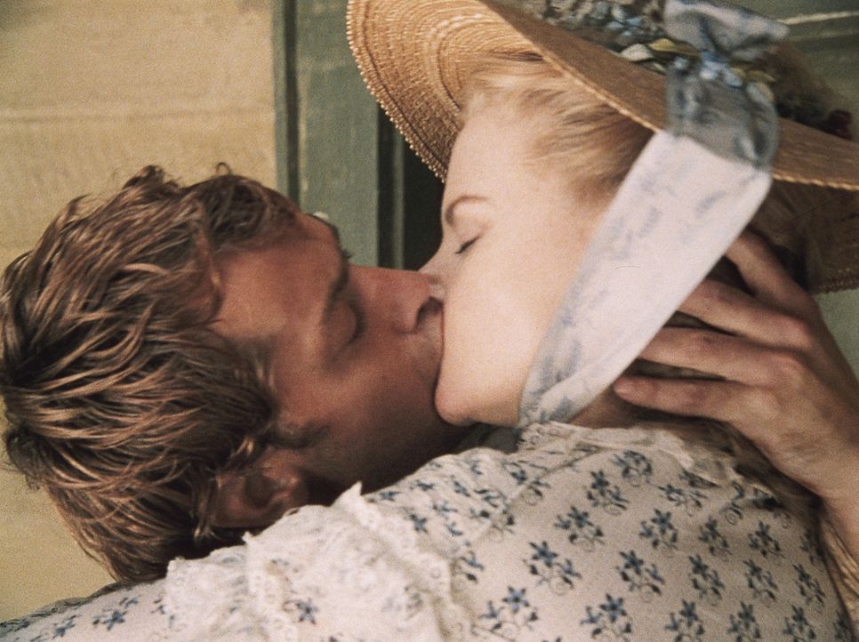North Carolina, um 1860: Ein einziger Kuss, mehr Zeit bleibt Pfarrerstochter Ada (Nicole Kidman, r.) und Inman (Jude Law, l.) nicht für ihre Liebe.... - Bildquelle: Phil Bray MIRAMAX Films/Dimension Films. All Rights Reserved.