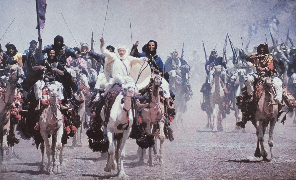 Die vereinten arabischen Stämme ziehen, vom britischen Offizier T. E. Lawrence angeführt, gegen die Türken ... - Bildquelle: Columbia Pictures
