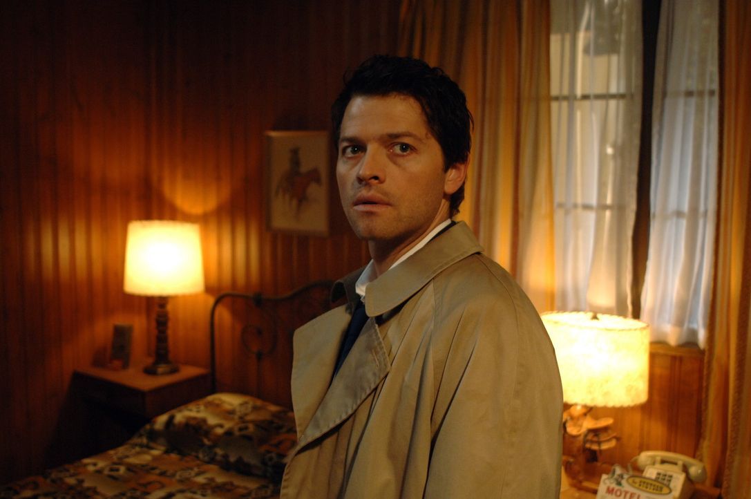 Sieben Engel wurden getötet, und Castiel (Misha Collins) und Uriel rekrutieren Dean, um herauszufinden, wer es war ... - Bildquelle: Warner Bros. Television