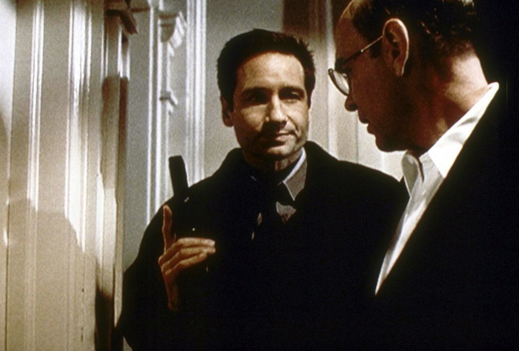 Mulder (David Duchovny, l.) und Skinner (Mitch Pileggi) beschließen, in die Wohnung eines Verdächtigen einzudringen ... - Bildquelle: TM +   2000 Twentieth Century Fox Film Corporation. All Rights Reserved.