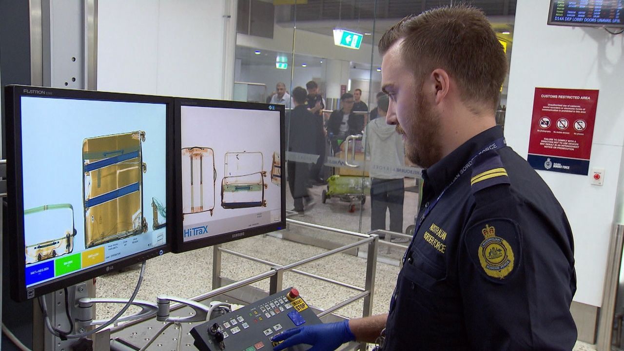 Die Beamten des Zoll- und Grenzschutzes nehmen am Flughafen Melbourne einen ... - Bildquelle: Seven Productions 2018