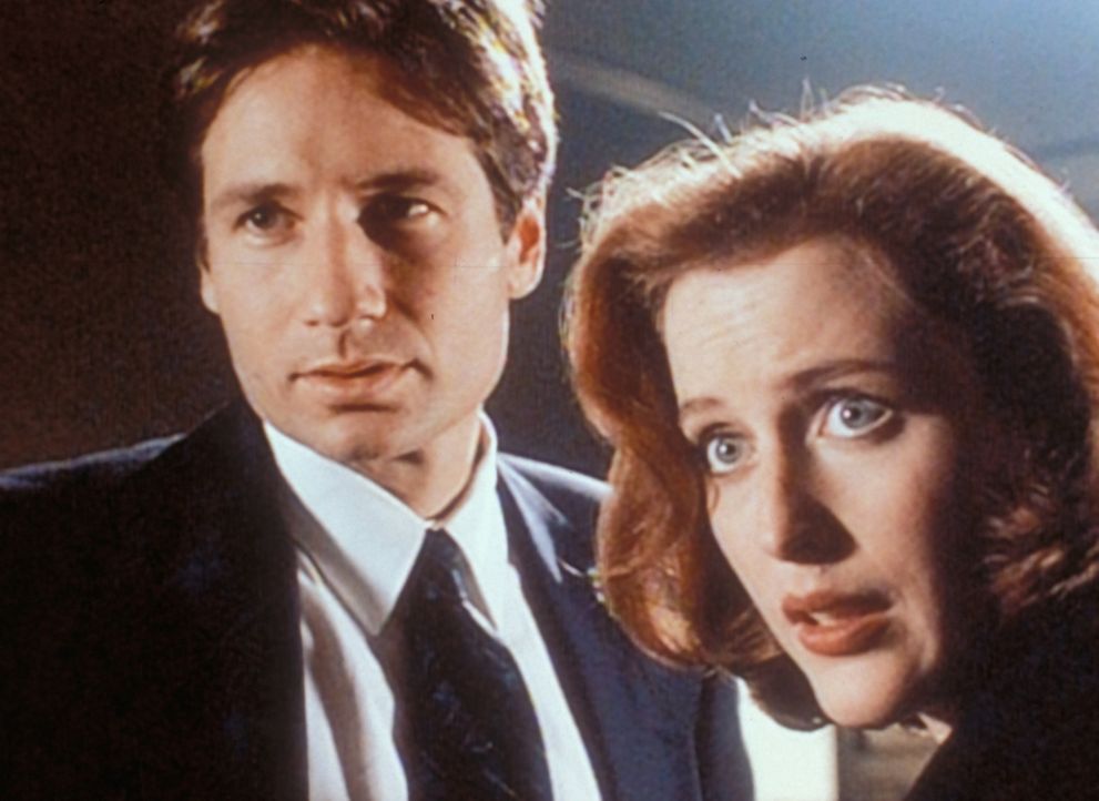 Mulder (David Duchovny, l.) und Scully (Gillian Anderson, r.) verfolgen eine internationale Serie von religiös motivierten Morden. - Bildquelle: TM +   2000 Twentieth Century Fox Film Corporation. All Rights Reserved.