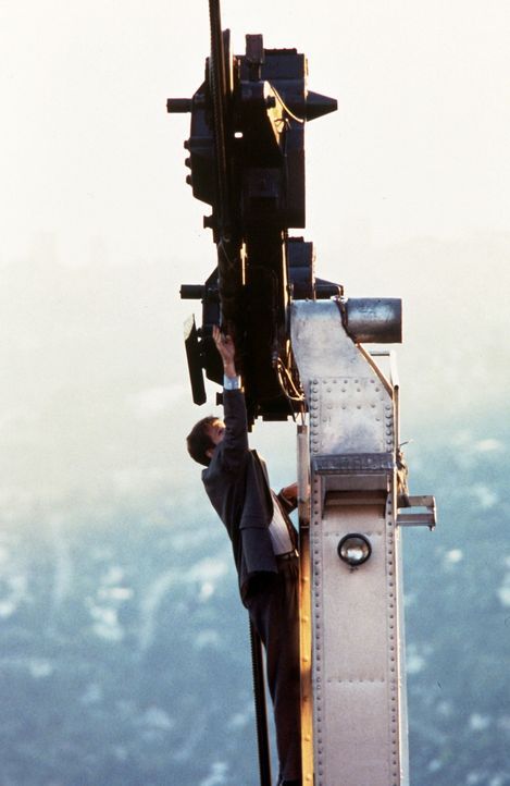 Mulder (David Duchovny) muss bei einer Verfolgungsjagd gefährliche Abenteuer wie diese Kletterpartie auf einer Drahtseilbahn bestehen. - Bildquelle: TM +   Twentieth Century Fox Film Corporation. All Rights Reserved.