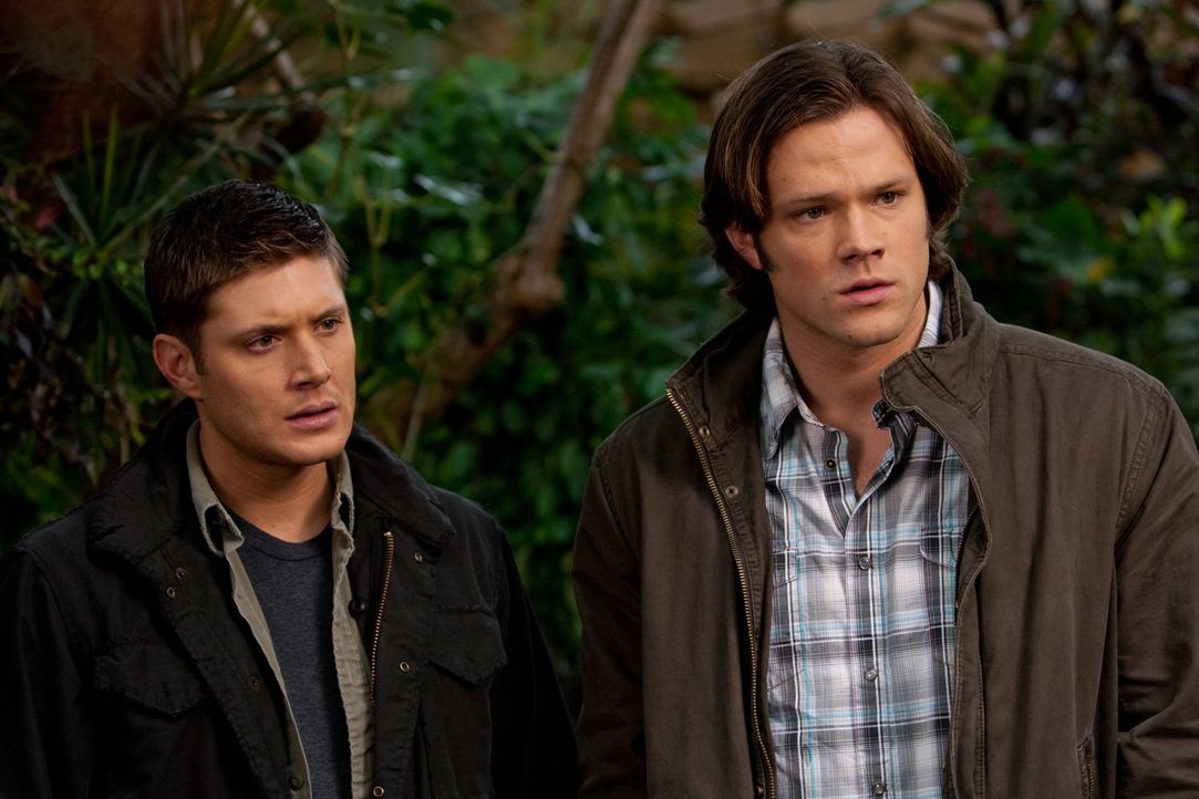 Sam (Jared Padalecki, r.) und Dean (Jensen Ackles, l.) werden von zwei wütenden Jägern getötet und finden sich im Himmel wieder. Dort treffen sie au... - Bildquelle: Warner Brothers