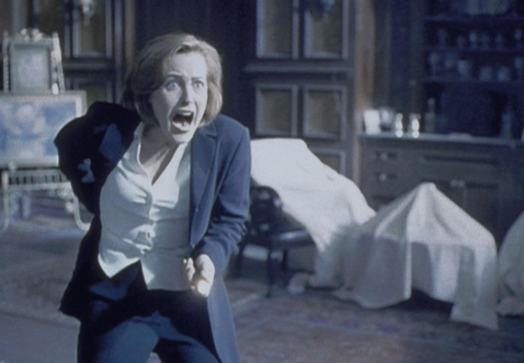 Scully (Gillian Anderson) greift in Panik zur Waffe, als ihr in einem unbewohnten Haus plötzlich ein Geist erscheint. - Bildquelle: TM +   2000 Twentieth Century Fox Film Corporation. All Rights Reserved.
