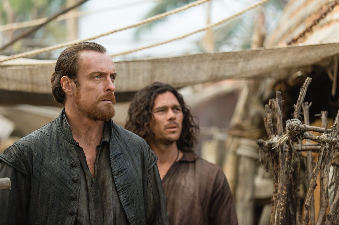 John Silver (Luke Arnold, r.) und Captain Flint (Toby Stephens, l.) haben es geschafft: Die "Urca de Lima" liegt endlich im Hafen von Nassau ... - Bildquelle: 2015 Starz Entertainment LLC, All rights reserved.