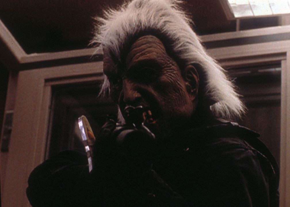 Mulder (David Duchovny) nimmt maskiert und schwer bewaffnet an einem Banküberfall teil, der von einer Miliz durchgeführt wird, bei der er sich einge... - Bildquelle: TM +   2000 Twentieth Century Fox Film Corporation. All Rights Reserved.