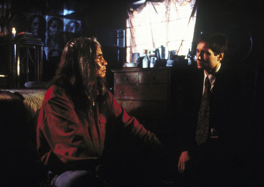 Mulder (David Duchovny, r.) erfährt von dem Trego-Indianer Ish (Jimmy Herman, l.) alles über den bösen Geist Manitou ... - Bildquelle: TM +   2000 Twentieth Century Fox Film Corporation. All Rights Reserved.