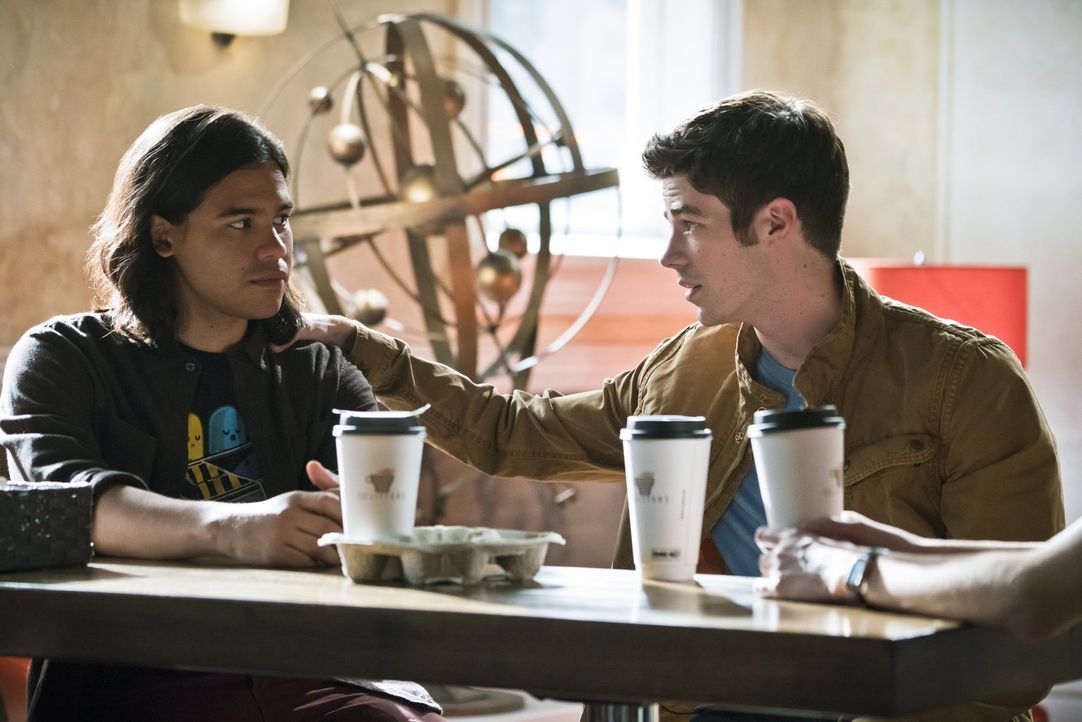 Während Barry (Grant Gustin, r.) bei seinem ersten Date mit Patty ausgerechnet auf Cisco (Carlos Valdes, l.) angewiesen ist, verbringt Caitlin den A... - Bildquelle: 2015 Warner Brothers.