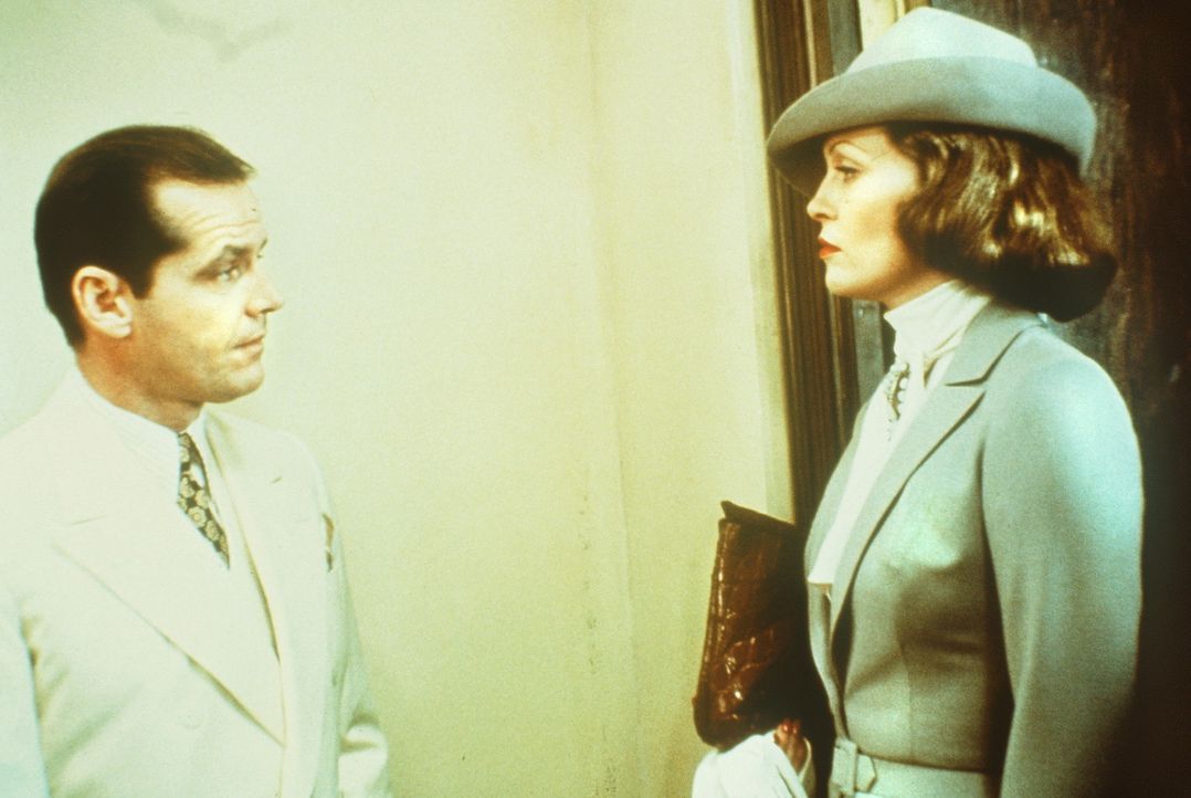 Evelyn Cross Mulwray (Faye Dunaway, r.) beauftragt den Privatdetektiv J.J. Gittes (Jack Nicholson, l.), ihren Mann zu beschatten ... - Bildquelle: Paramount Pictures