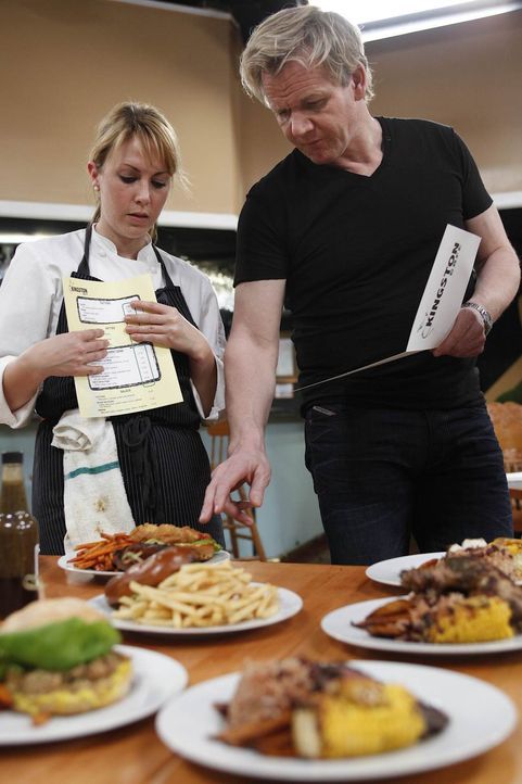 Gordon Ramsay (r.) weiß, welche Gerichte auf die Karte passen und welche nicht ... - Bildquelle: Greg Gayne Fox Broadcasting.  All rights reserved.