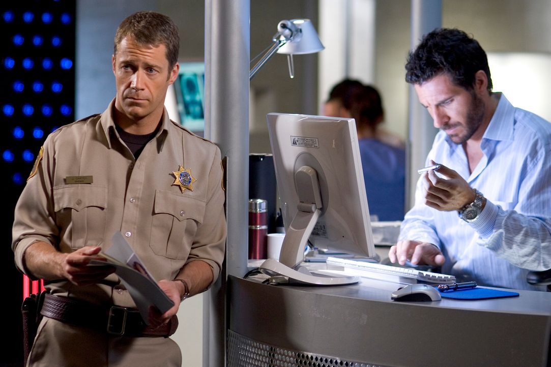 Werden Carter (Colin Ferguson, l.) und Nathan (Ed Quinn, r.) dem Täter auf die Spur kommen? - Bildquelle: Universal Television