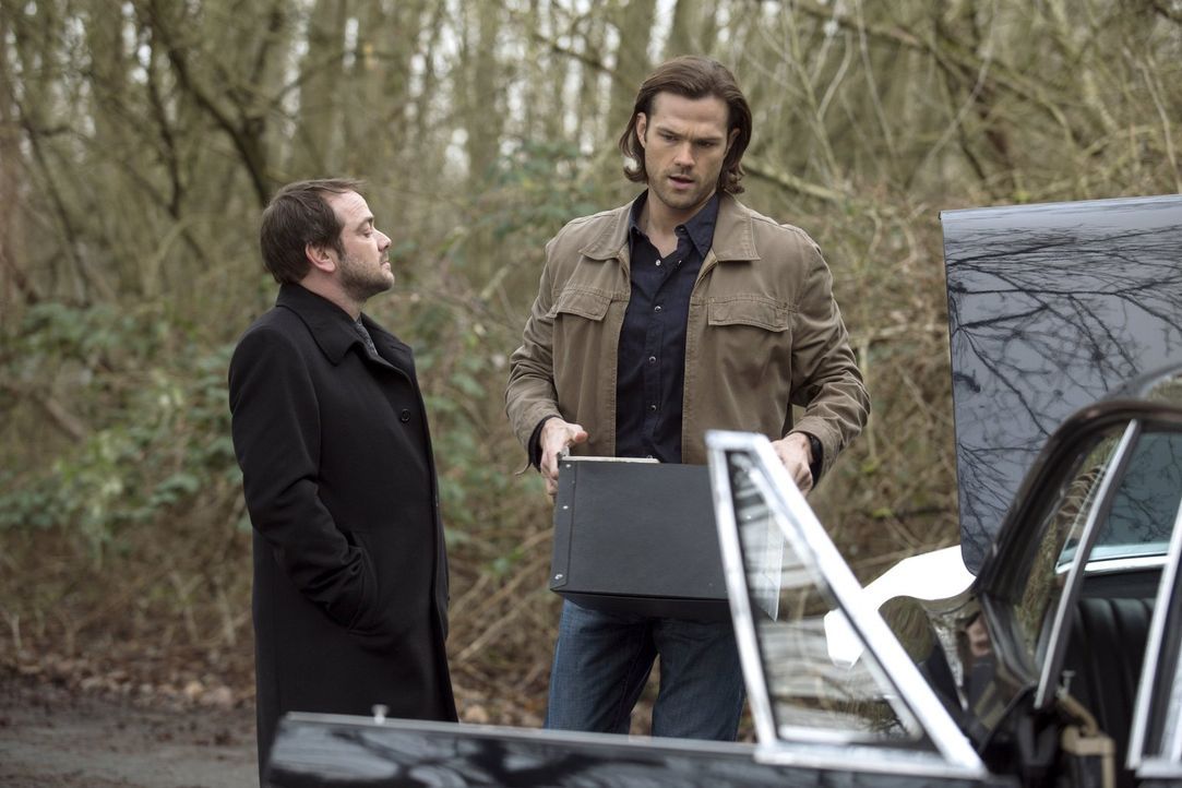 Crowley (Mark Sheppard, l.) zieht Sam (Jared Padalecki, r.) und Dean mal wieder mitten rein in seine Schwierigkeiten und hofft dann auch noch, dass... - Bildquelle: 2013 Warner Brothers