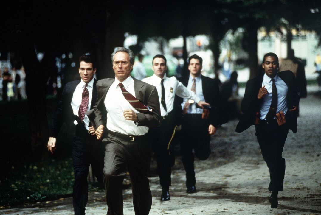 Die Jagd geht los: Frank (Clint Eastwood, vorne), sein Partner Al (Dylan McDermott, l.) und weitere Kollegen rennen gegen die Zeit und für das Leben... - Bildquelle: Columbia Pictures