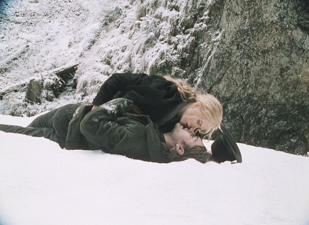 Endlich wieder zu Hause: Ada (Nicole Kidman, oben) und Inman (Jude Law, unten), der drei lange Jahre zuvor Cold Mountain verlassen hatte, um in den... - Bildquelle: Phil Bray MIRAMAX Films/Dimension Films. All Rights Reserved.