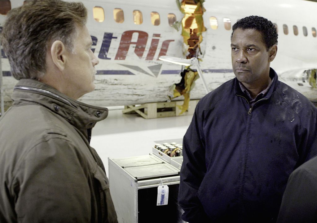 Gemeinsam mit seinem alten Freund Charlie (Bruce Greenwood, l.) besichtigt Whip (Denzel Washington, r.) das Wrack des Flugzeugs, das einen erschütte... - Bildquelle: Robert Zuckerman 2012 PARAMOUNT PICTURES. ALL RIGHTS RESERVED.