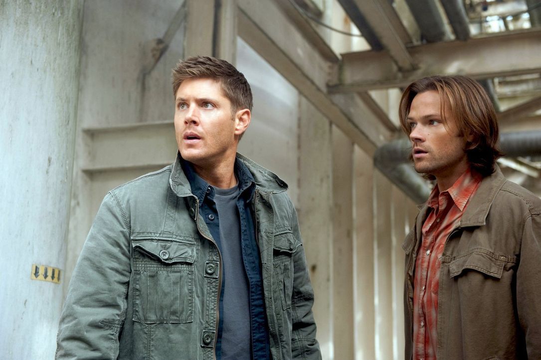 Noch ahnen Sam (Jared Padalecki, r.) und Dean (Jensen Ackles, l.) nicht, welche Auswirkungen Cas Rückkehr noch haben wird ... - Bildquelle: Warner Bros. Television