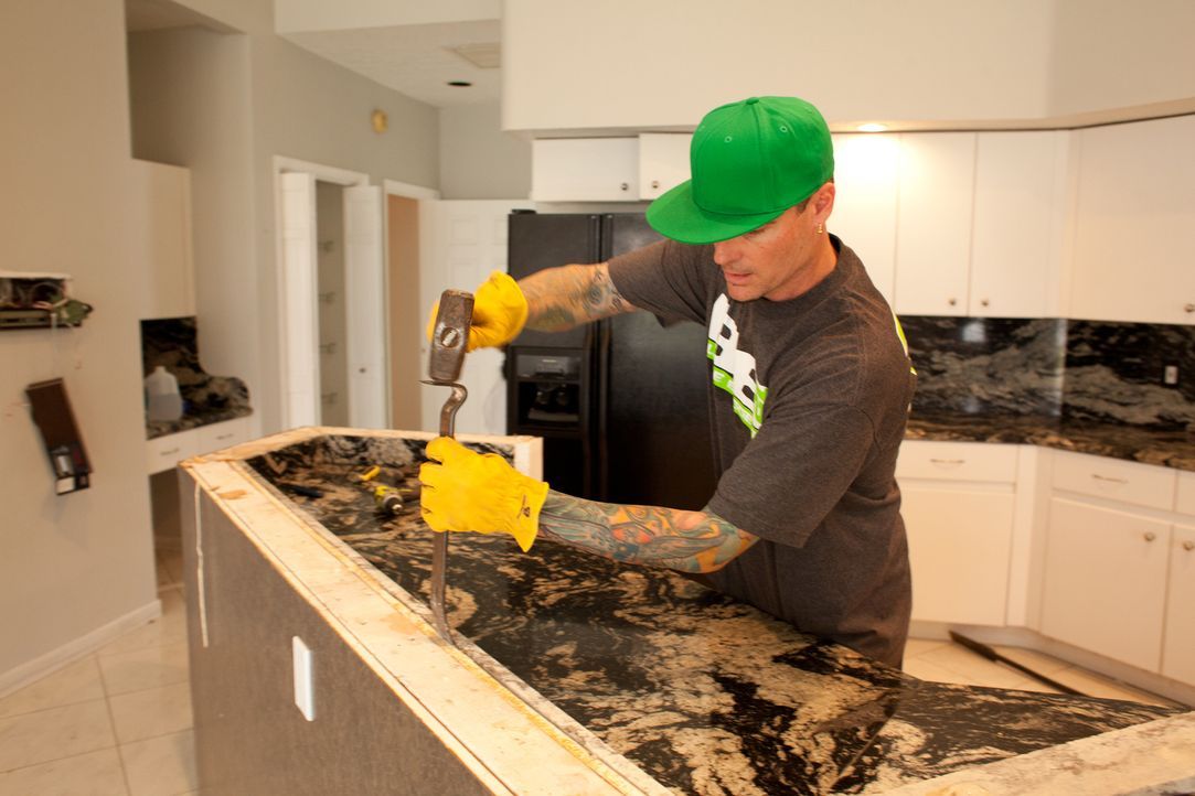 Aktuell gibt die Küche ein sehr deprimierendes Bild wieder und eine Menge Reparaturarbeiten stehen hier für Vanilla Ice (Foto) und sein Team an ... - Bildquelle: 2014, DIY Network/Scripps Networks, LLC. All Rights Reserved.