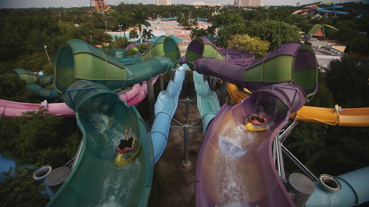 Auf der Wasserrutsche Omaka Rocka im SeaWorld's Waterpark Aquatica in Orlando rutscht man auf Reifen durch drei überdimensionale, auf der Seite lieg... - Bildquelle: 2016, The Travel Channel, L.L.C. All Rights Reserved.